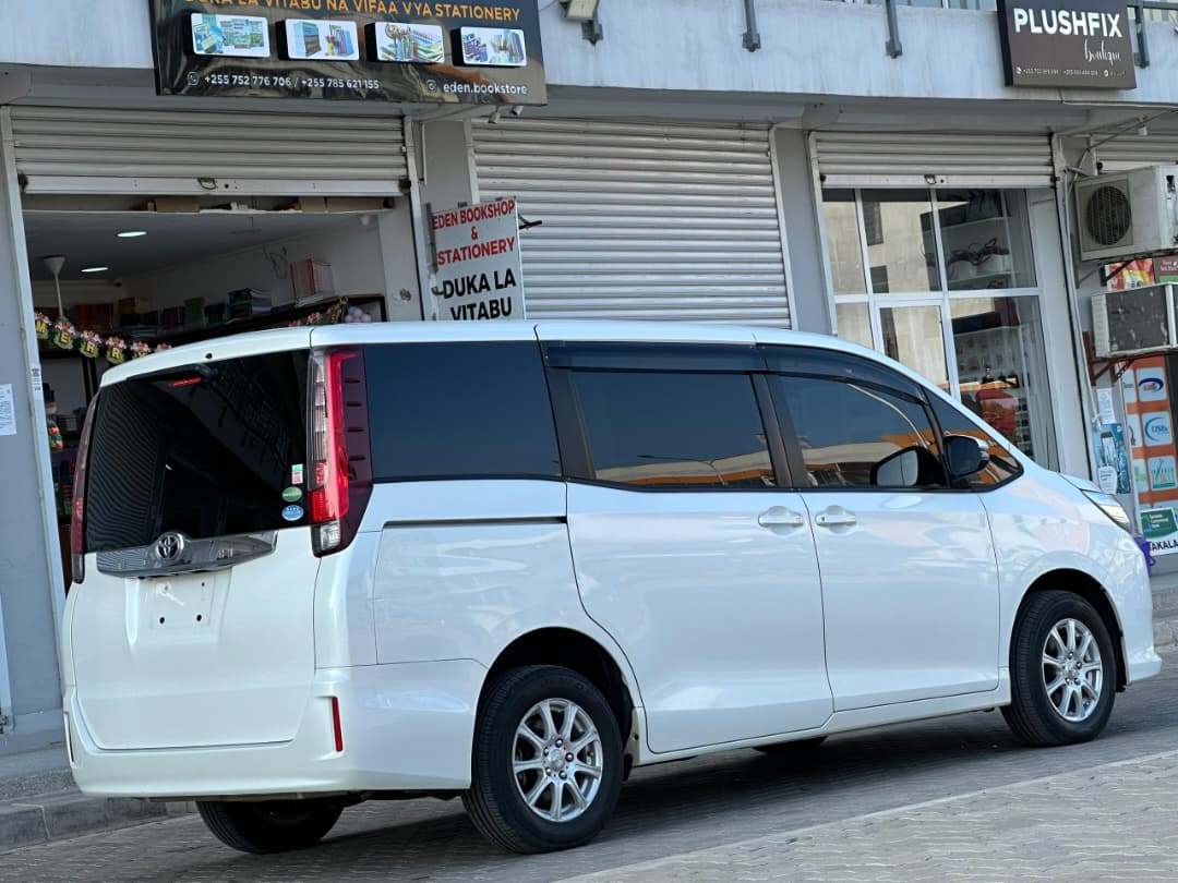 Toyota noah thumbnail 6